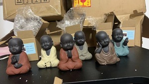 พระนักบวชตัวน้อยยิ้มหัวเราะ ขนาด 6.6*9.5 ซม. รูปปั้นพระพุทธรูปเซรามิก ของตกแต่งบ้าน งานฝีมือสำหรับพิธีชงชา ของเล่นเด็ก พระนักบวชตัวน้อยสำหรับตกแต่งชุดชงชา - Product Image 2