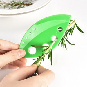 Cortador de hierbas de plástico verde con 9 orificios, rebanador manual de hierbas para romero y tomillo, herramienta de cocina - Product Image 1