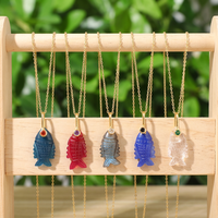 Pendentif poisson en pierre précieuse sculpté à la main, best-seller, avec de minuscules accents en CZ, plaqué or 18 carats, design animalier, collier en laiton.