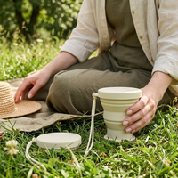 Mug de voyage pliable en silicone, directement de l'usine, avec couvercle et cordon, anti-fuite, sans BPA, moderne, portable, pliable, pour le camping et les activités de plein air