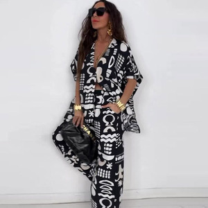Costume imprimé noir et <span class=keywords><strong>blanc</strong></span> en gros, haut à manches courtes col en V, logo personnalisé, <span class=keywords><strong>pantalon</strong></span> droit ample, directement de l'usine - Product Image 6