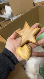 ของขวัญรูปหัวใจทำมือจากไม้มะกอกแบบส่วนตัว - Product Image 3