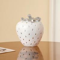 Figurine de fraise en résine esthétique fabriquée sur mesure, sculpture de fruit moderne, ornement de table pour la décoration d'étagère de salon