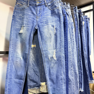 Vente en gros usine de vêtements d'occasion pour femmes et hommes : Jeans skinny, jeans déchirés en coton, lots de surplus en liquidation, et jeans baggy pour femmes. - Product Image 5