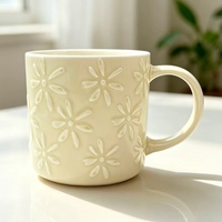 Vente en gros de tasses à café en céramique personnalisées avec logo floral en relief, motif de fleurs 3D, tasse à thé en porcelaine pour cadeau et promotion