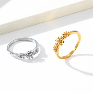 Anillo de Titanio con Diseño Floral para Mujer, Color Dorado, Joyería de Moda para Uso Diario, Engaste de Puntas, Estilo Simple - Product Image 3