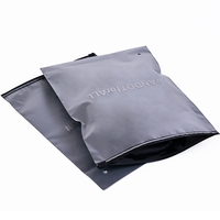 Échantillon gratuit sacs à fermeture éclair givrés avec impression de logo personnalisé sac en plastique d'emballage de t-shirt en EVA/PVC mat à fermeture éclair pour sweats à capuche