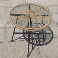 Ensemble chic de bistrot français: 2 chaises rondes en osier avec un ensemble de table en verre, idéales pour les loisirs en plein air et les meubles de divertissement