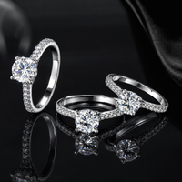 Bague de fiançailles et de mariage classique pour femme en argent sterling 925 avec moissanite D Color VVS1, taille brillant rond 1 carat, sertie 4 griffes et pavée