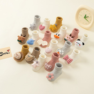 Chaussettes pour bébés en coton peigné printemps-automne avec motif de dessin animé 3D antidérapantes pour enfants - Product Image 1