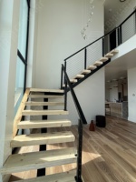 Escalier droit en bois massif de luxe CBMmart pour projets résidentiels haut de gamme
