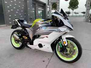 La <span class=keywords><strong>moto</strong></span> sportive <span class=keywords><strong>Yamaha</strong></span> <span class=keywords><strong>500cc</strong></span> à deux cylindres avec moteur à essence convient aux trajets urbains et aux expériences sur piste. - Product Image 2