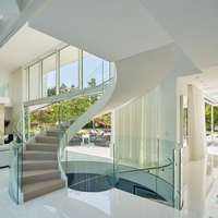 Escalier circulaire ouvert en acier et bois sur mesure pour villa intérieure avec garde-corps en verre, design contemporain