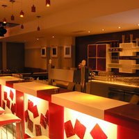 Comptoir de bar de luxe personnalisé pour villa rouge blanc Surface solide Pièce Station de bar et comptoir Comptoir de bar en cristal