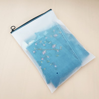 Vente en gros Sacs à vêtements personnalisés givrés avec fermeture à glissière auto-scellante Ziplock transparent en plastique fermeture à glissière logo imprimé pour chemise vêtements