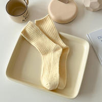 Logo personnalisé en gros filles Slouch japonais couleur unie hiver chaud équipage coton mode hiver laine chaussettes douces pour les femmes