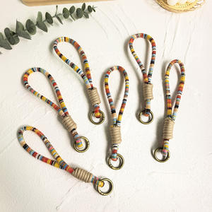 Porte-clés en corde tressée de style ethnique fait main, coloré et bohème, avec anneau en laiton pour clés et sacs - Product Image 5