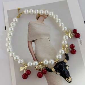 Nouveau collier tendance en perles noires en forme de tête de taureau, cerises rouges et perles, collier épais en os de taureau, collier tendance américain en perles dorées, bijoux - Product Image 1