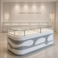 Vitrine de présentation de bijoux en verre incurvé LED minimaliste sur mesure, comptoir îlot pour bijouterie et salle d'exposition