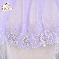Dentelle en tulle fluide violet clair en gros avec bordure ornée de plumes de paon pour soirées romantiques et robes longues bohèmes