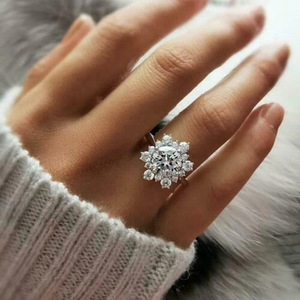 Anello a fiocco di neve per donna, design floreale semplice, anello da indossare ogni giorno - Product Image 2
