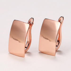 Orecchini a polsino rettangolari color oro rosa per donna, gioielli alla moda lisci e lucidi - Product Image 1