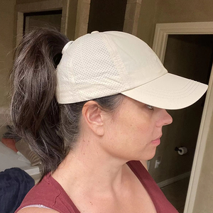 Gorra de Béisbol Unisex de 6 Paneles Estilo Cruzada con Ranura para Cola de Caballo, Bordado a Mano, Estilo Desgastado, Lona de Algodón 100% Común, Cierre con Hebilla Metálica - Product Image 1