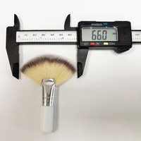 Witte superzachte gezichtsreinigingsborstel met dik, pluizig, veganistisch haar, handvat voor concealer en lippenbalsem.