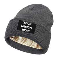 Bonnet en tricot d'hiver unisexe en acrylique avec design OEM, patch en cuir personnalisé, couleur unie, doublure en satin