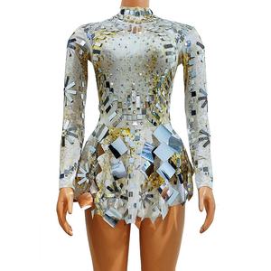 Vestido Curto de Chiffon com Lantejoulas e Strass para Mulheres Estilo Festa Traje de Show DS Decoração de Penas Roupa Natural para Baile de Formatura e Aniversário - Product Image 1