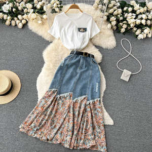 Conjunto de Dos Piezas a la Moda: <span class=keywords><strong>Falda</strong></span> <span class=keywords><strong>Vaquera</strong></span> <span class=keywords><strong>con</strong></span> Diseño Chic y Costuras Personalizadas y <span class=keywords><strong>Camiseta</strong></span> Blanca de Manga Corta - Product Image 1