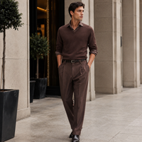 Pull en maille fine marron foncé à col en V pour homme, anti-plis, couleur unie, coupe ajustée minimaliste, essentiel pour l'hiver et les tenues professionnelles