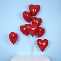 Ensemble de ballons rouges en forme de cœur pour décorer une fête de fiançailles pour la Saint-Valentin