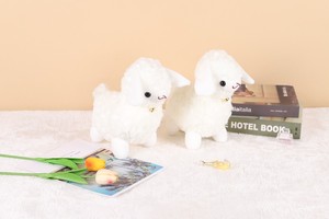 Peluche Personalizzato a Forma di Agnello, Morbido Pupazzo Animale Imbottito, Simpatico Agnello con Campanello, Giocattolo per Bambini, Regalo e Decorazione per la Casa - Product Image 3