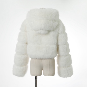 <span class=keywords><strong>Cappotto</strong></span> Invernale di Alta Qualità <span class=keywords><strong>in</strong></span> Finta <span class=keywords><strong>Pelliccia</strong></span> di Procione, 100% Poliestere, Morbido e Lussuoso, <span class=keywords><strong>con</strong></span> <span class=keywords><strong>Cappuccio</strong></span> e Finitura Tosata - Product Image 6