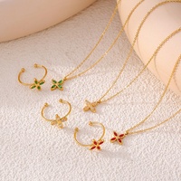 Parures de bijoux tendance 4 couleurs Parures de colliers en acier inoxydable plaqué or 18 ct avec trèfle et bagues ajustables pour femmes