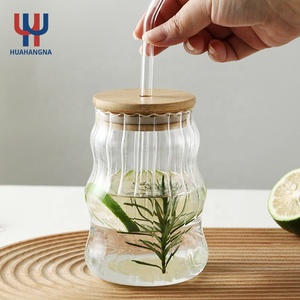 도매 500ml 맞춤형 웨이브 모양의 음료 텀블러 골지 스트라이프 유리 주스 대나무 뚜껑과 빨대와 우유 커피 컵