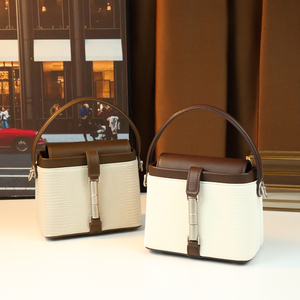 Sac à main rétro français bicolore au toucher doux avec fermoir unique, petit sac carré polyvalent - Product Image 1