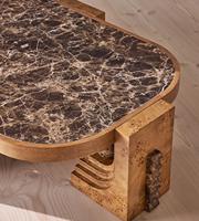 Table basse en marbre de style mid-century moderne, avec pieds sculptés en bois de burl, table centrale de luxe pour intérieur résidentiel ou hôtelier