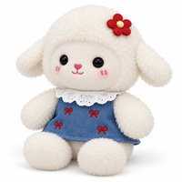 Jouets en peluche en gros, agneaux blancs avec robes bleues, cols en dentelle et fleurs rouges pour collections de cadeaux personnalisés