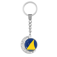 Porte-clés pivotant personnalisé en forme de croissant de lune, en alliage ajouré avec cabochon en verre rotatif affichant le drapeau de Montserrat