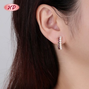 Aretes de Aro con Perlas y Circonia Roja, Chapados en Oro de 18K, con Perlas Onduladas y Circonia Roja, Fabricante de Joyería - Product Image 4