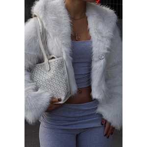 Vestido tipo blazer ajustado de lana teñida con diseño estampado y botones, disponible en largo y corto, de algodón color camel, modelo Vania para abrigo de piel de zorro blanco. - Product Image 4