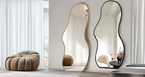 Miroir de décoration d'intérieur de forme ondulée asymétrique irrégulière personnalisé grand miroir debout à cadre en bois massif miroir de salon