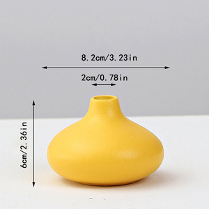 Jarrón de Cerámica de Lujo con Acabado Premium en Amarillo Claro para Decoración del Hogar, Exhibición de Flores Secas y Consola de TV para B&B - Product Image 4