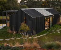 Maison préfabriquée moderne en acier léger de style barndominium, maison modulaire à un étage de style grange avec revêtement en métal ondulé