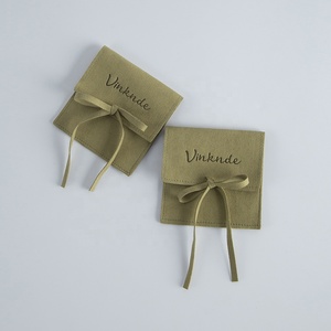 Promotion : Pochette à cordon en microfibre verte 8x6cm avec impression en relief et logo personnalisé pour bijoux - Product Image 1