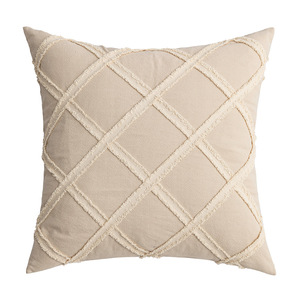 Housse de coussin décorative beige 30x50cm en coton et lin avec pompons pour salon, insert non inclus - Product Image 2