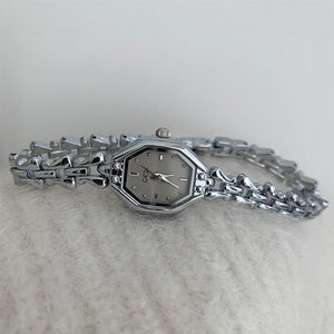 Montre pour femme tendance et polyvalente, design à épines gris argenté, vente <span class=keywords><strong>en</strong></span> <span class=keywords><strong>direct</strong></span> - Product Image 2