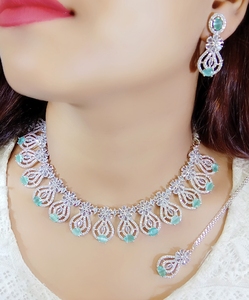 Conjunto de pendientes de collar con tachuelas de diamantes americanos chapados en plata hechos a mano para mujer que incluye fiestas de bodas Mang Tikka - Product Image 4